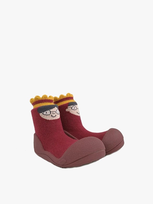 Sapato de bebé com bonecos
