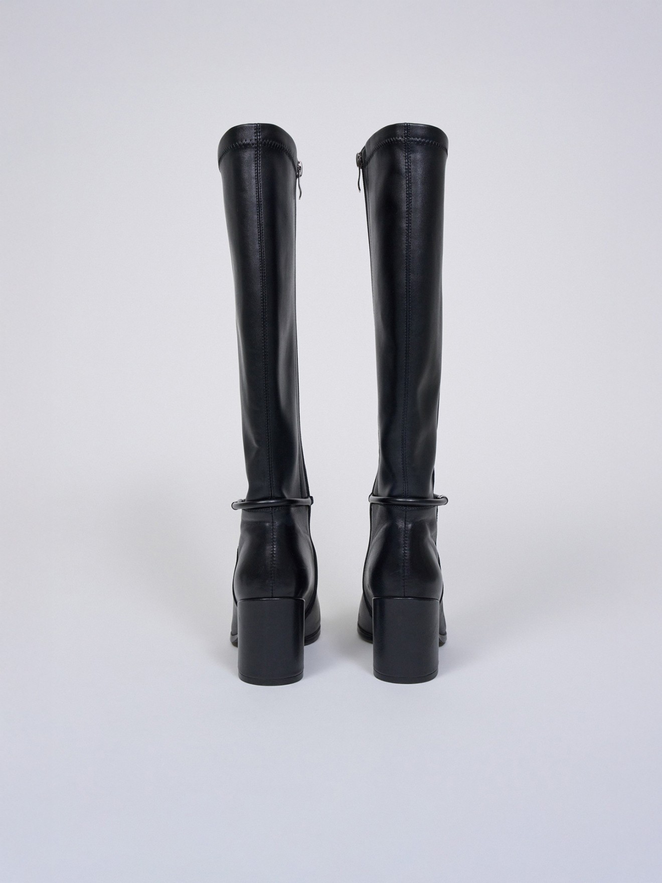 Botas de Cano Alto em Pele