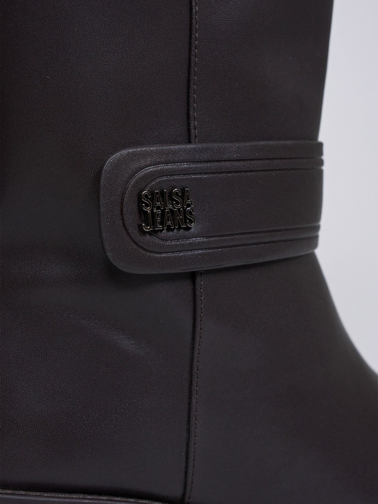 Botas de Cano Alto em Pele