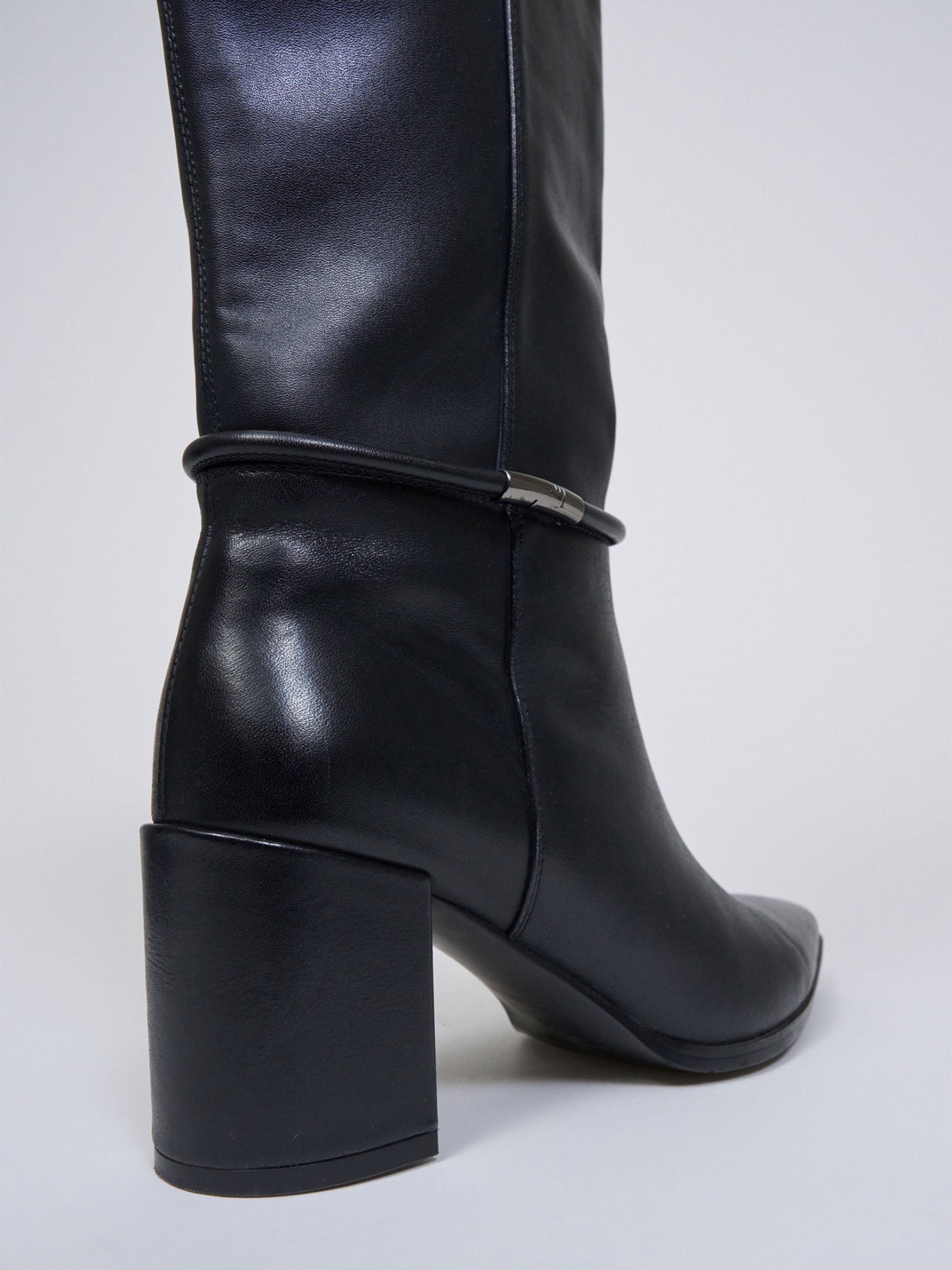 Botas de Cano Alto em Pele