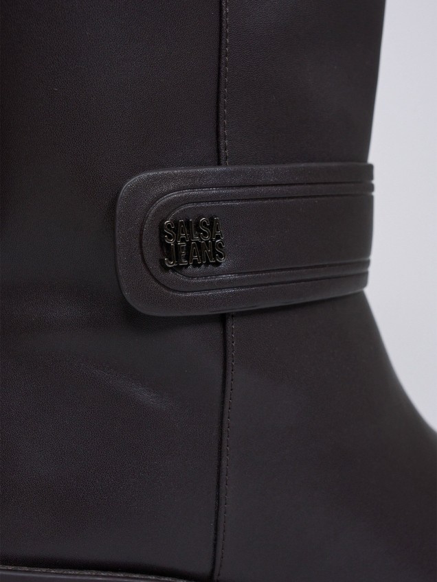 Botas de Cano Alto em Pele