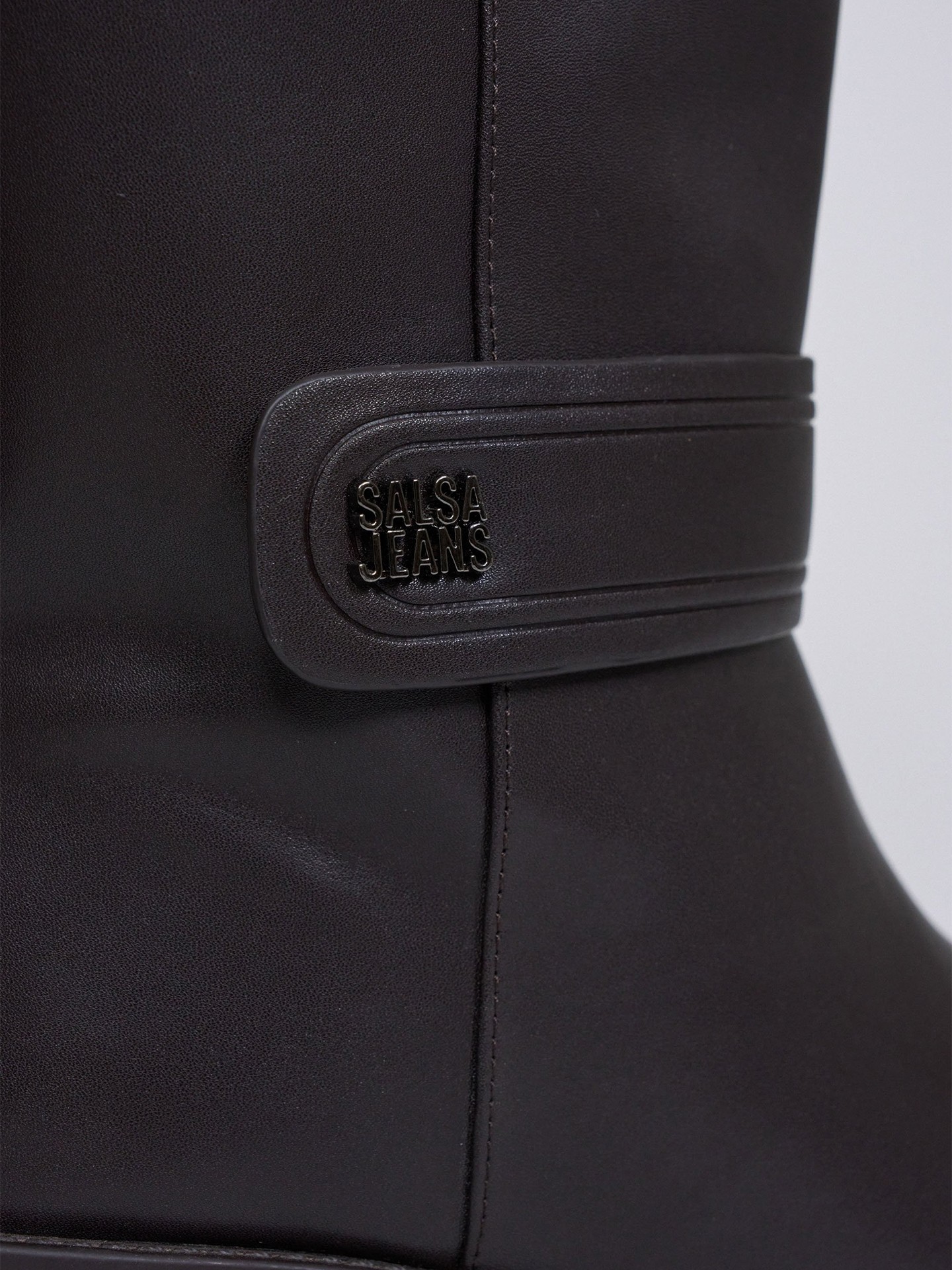 Botas de Cano Alto em Pele