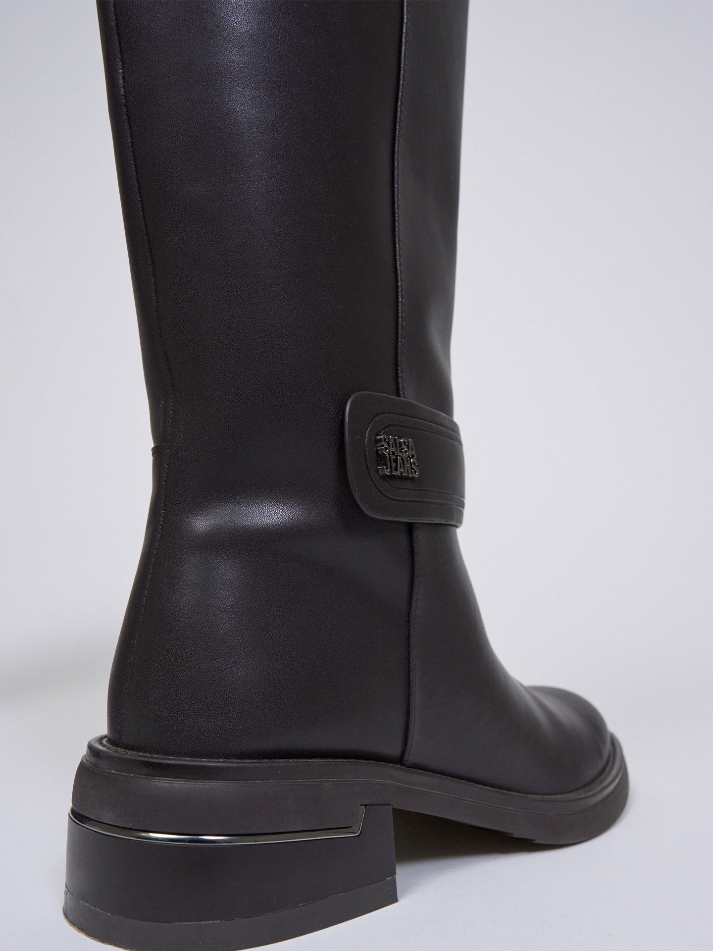 Botas de Cano Alto em Pele