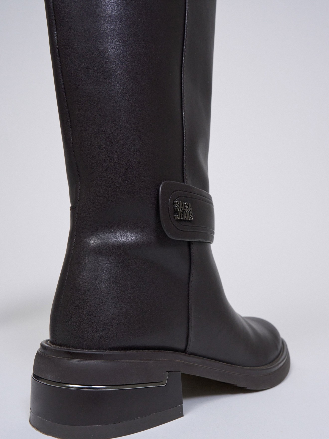 Botas de Cano Alto em Pele