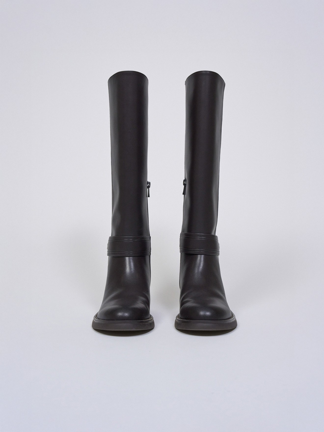 Botas de Cano Alto em Pele