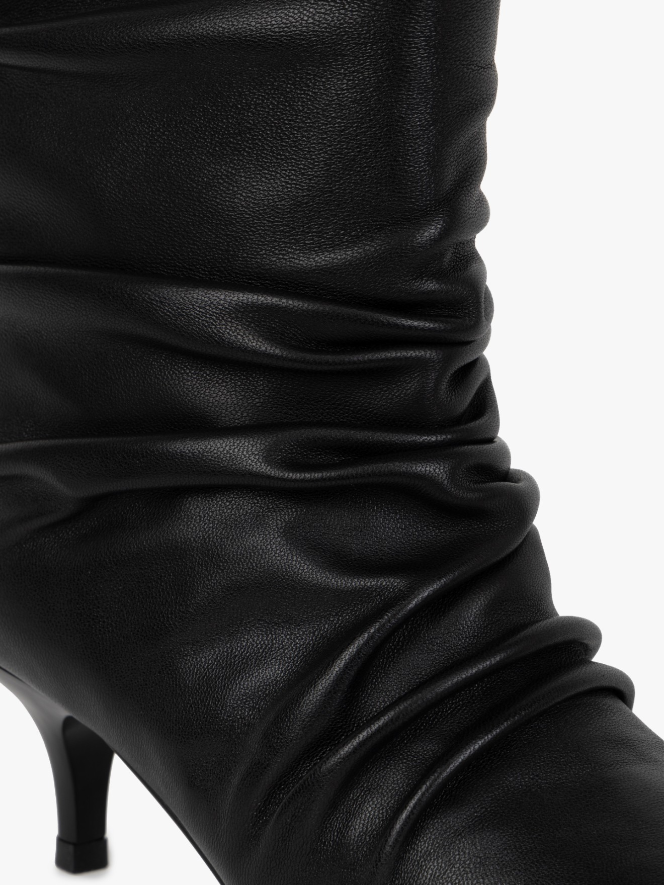 Botins em Pele com Efeito Enrugado