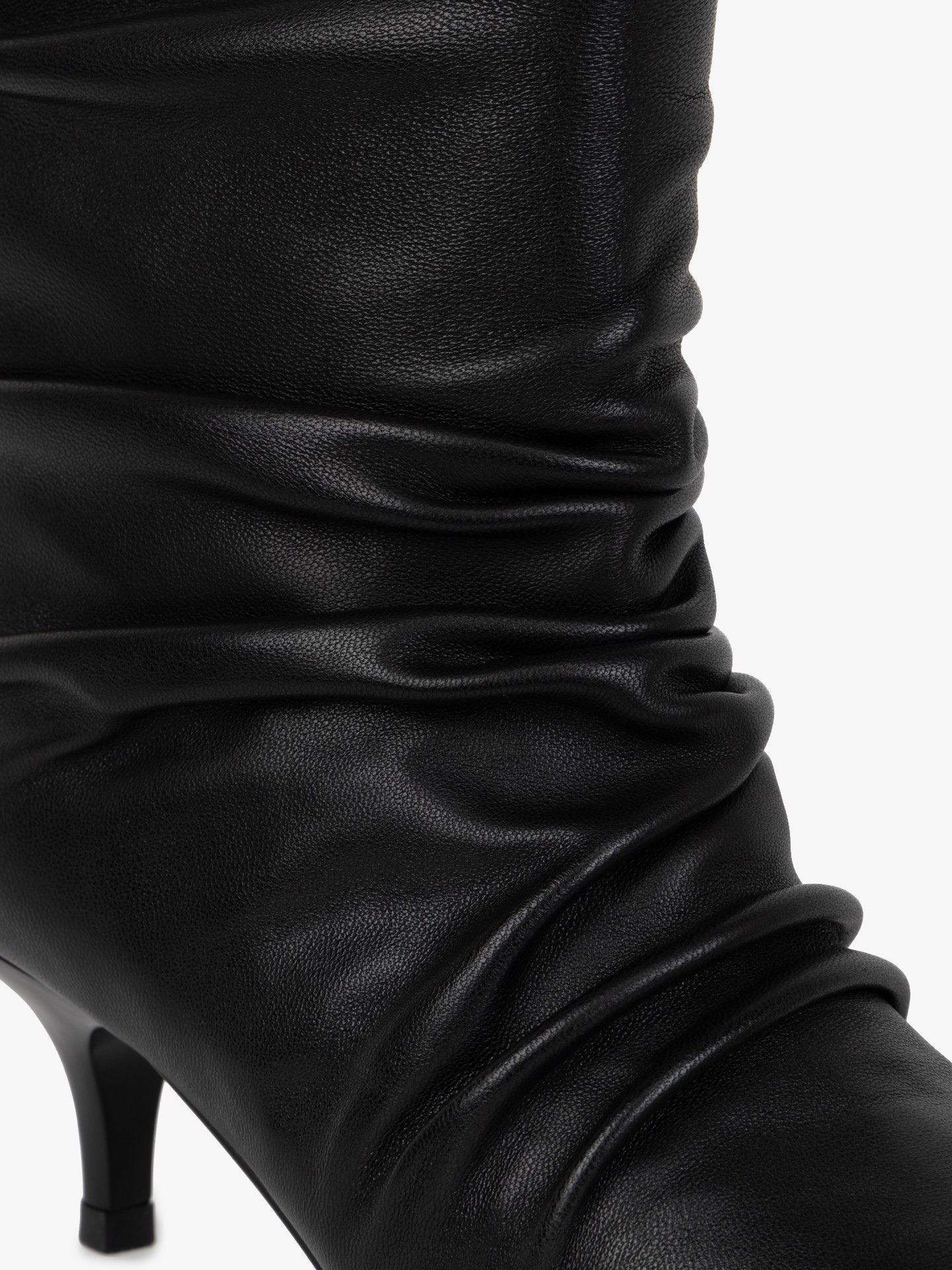 Botins em Pele com Efeito Enrugado