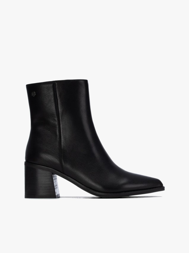 Botins em Pele com Salto