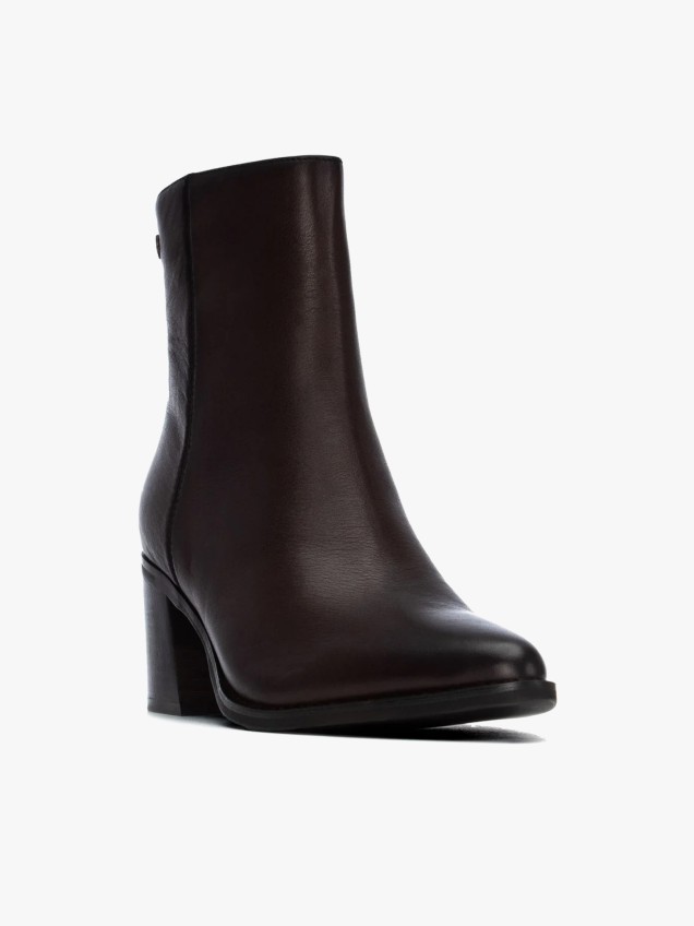 Botins em Pele com Salto