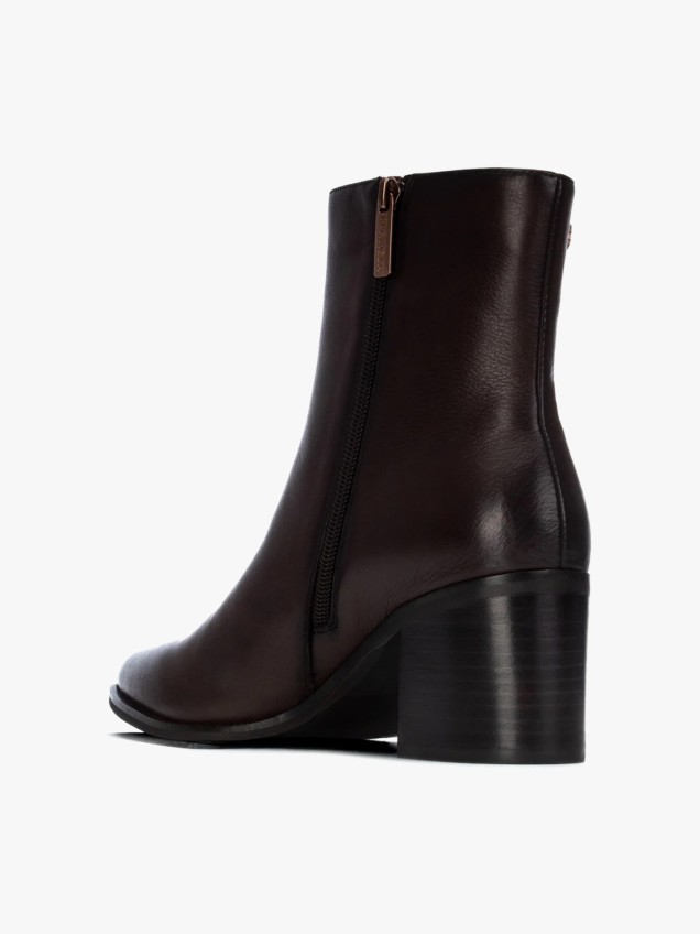 Botins em Pele com Salto