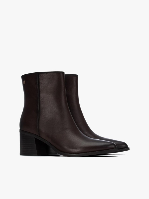 Botins em Pele com Salto
