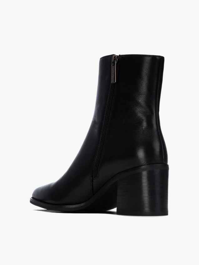 Botins em Pele com Salto