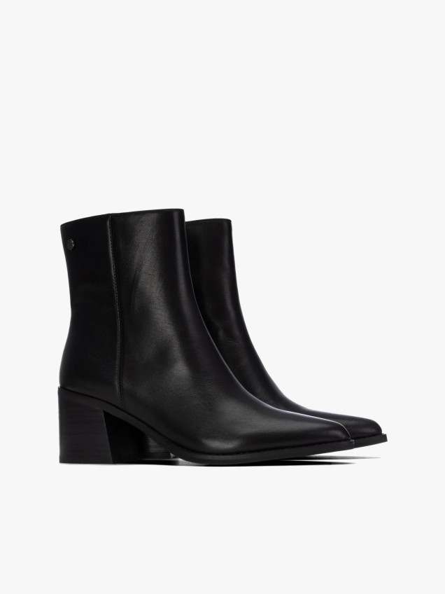 Botins em Pele com Salto