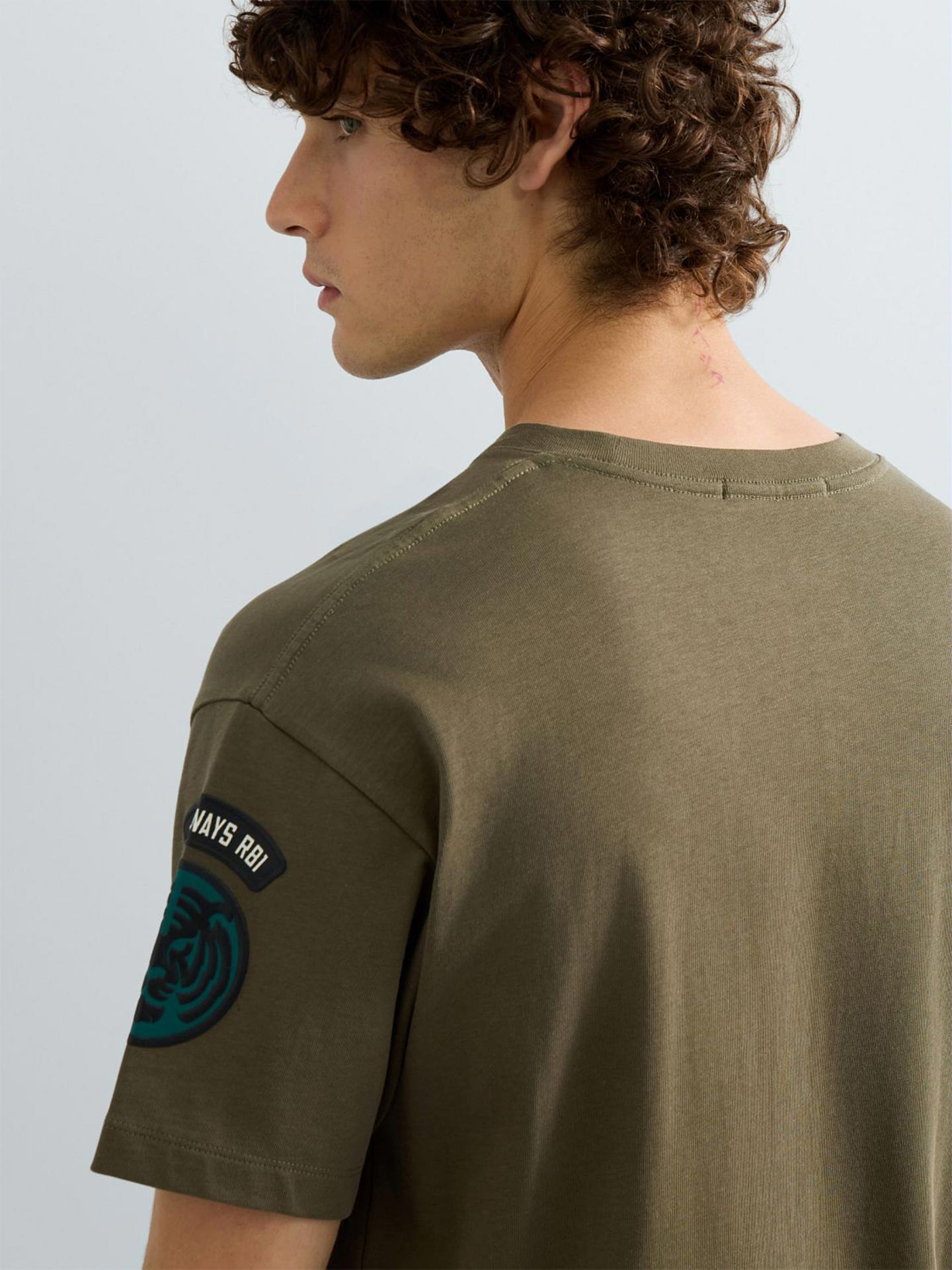 T-shirt Relaxed Fit com Bolso e Patches