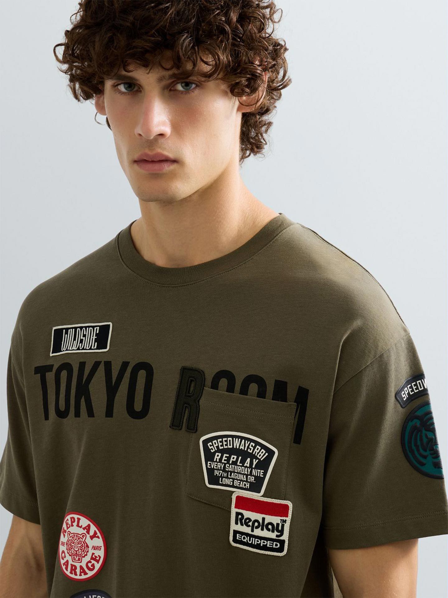 T-shirt Relaxed Fit com Bolso e Patches