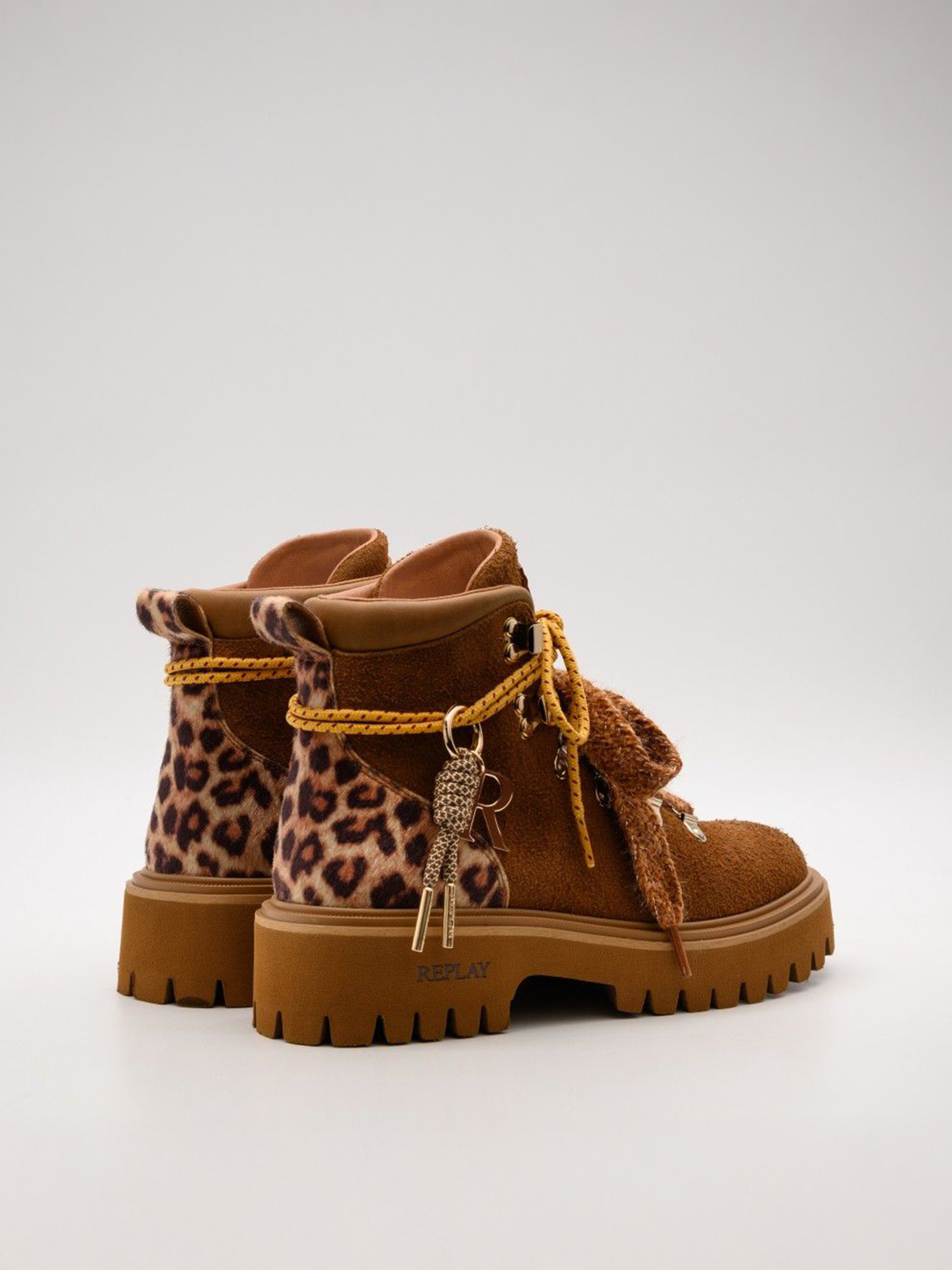 Botins Scarlet Mount