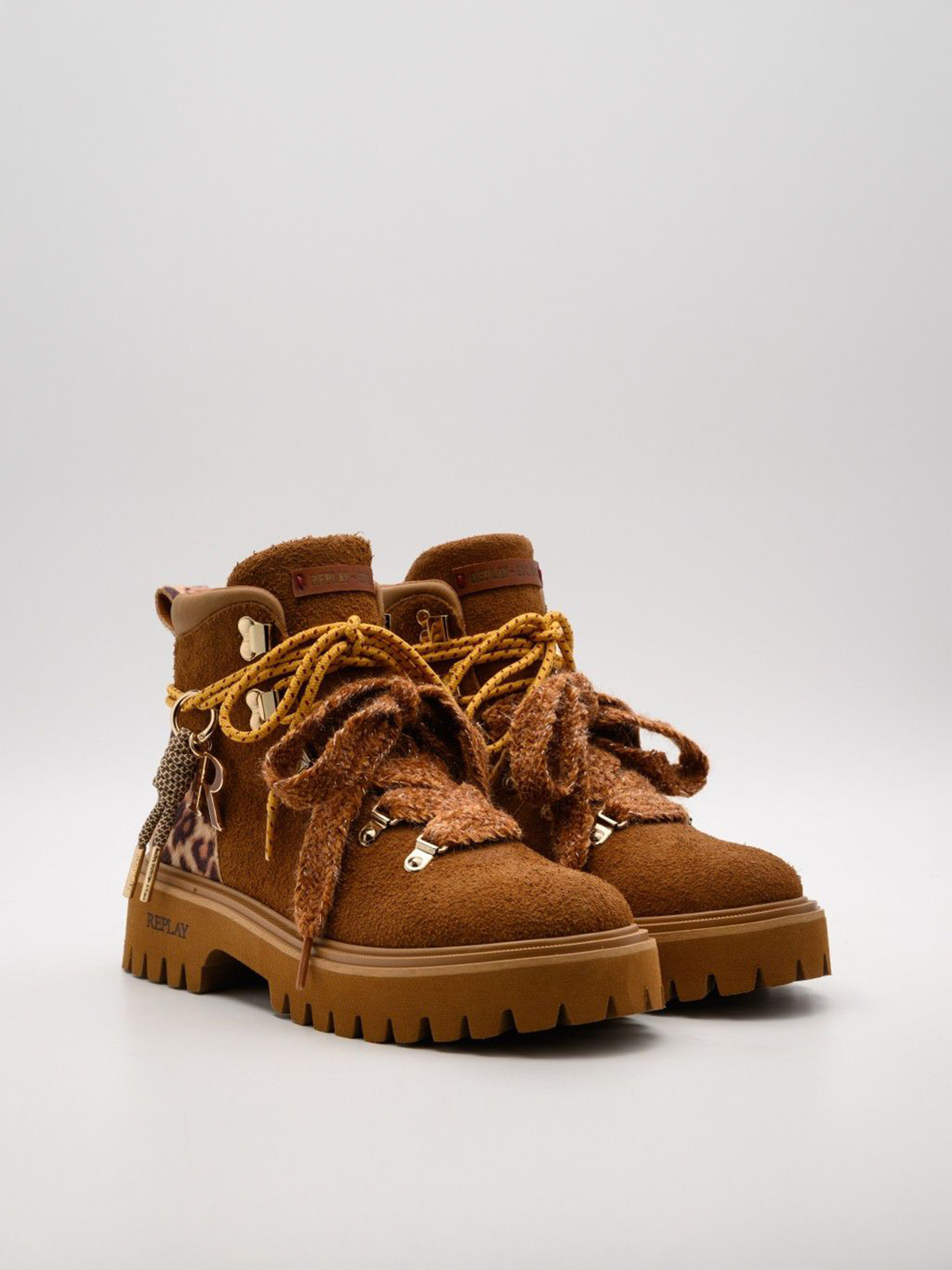 Botins Scarlet Mount