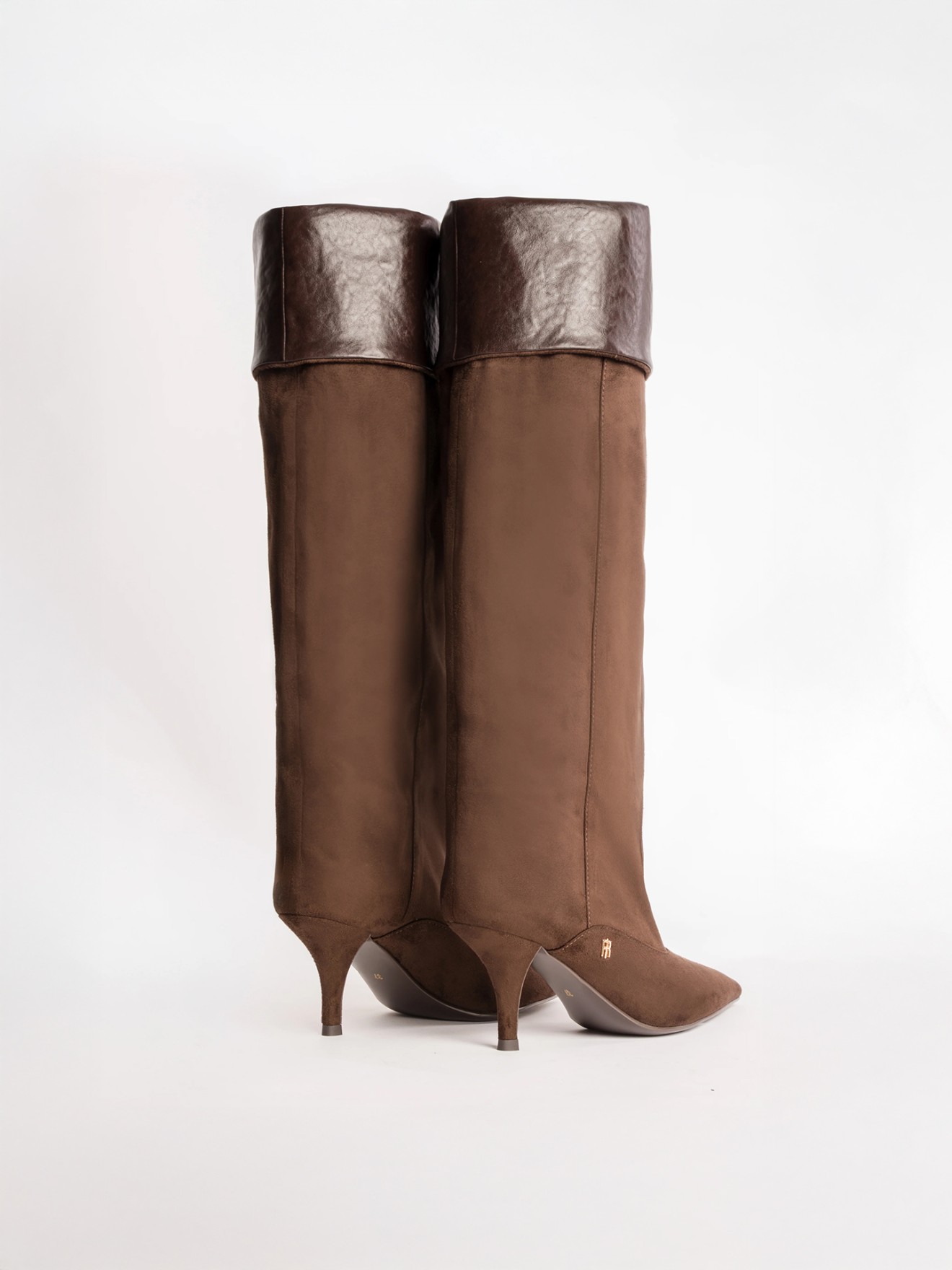 Botas de Cano Alto Bicudas com Salto Fino