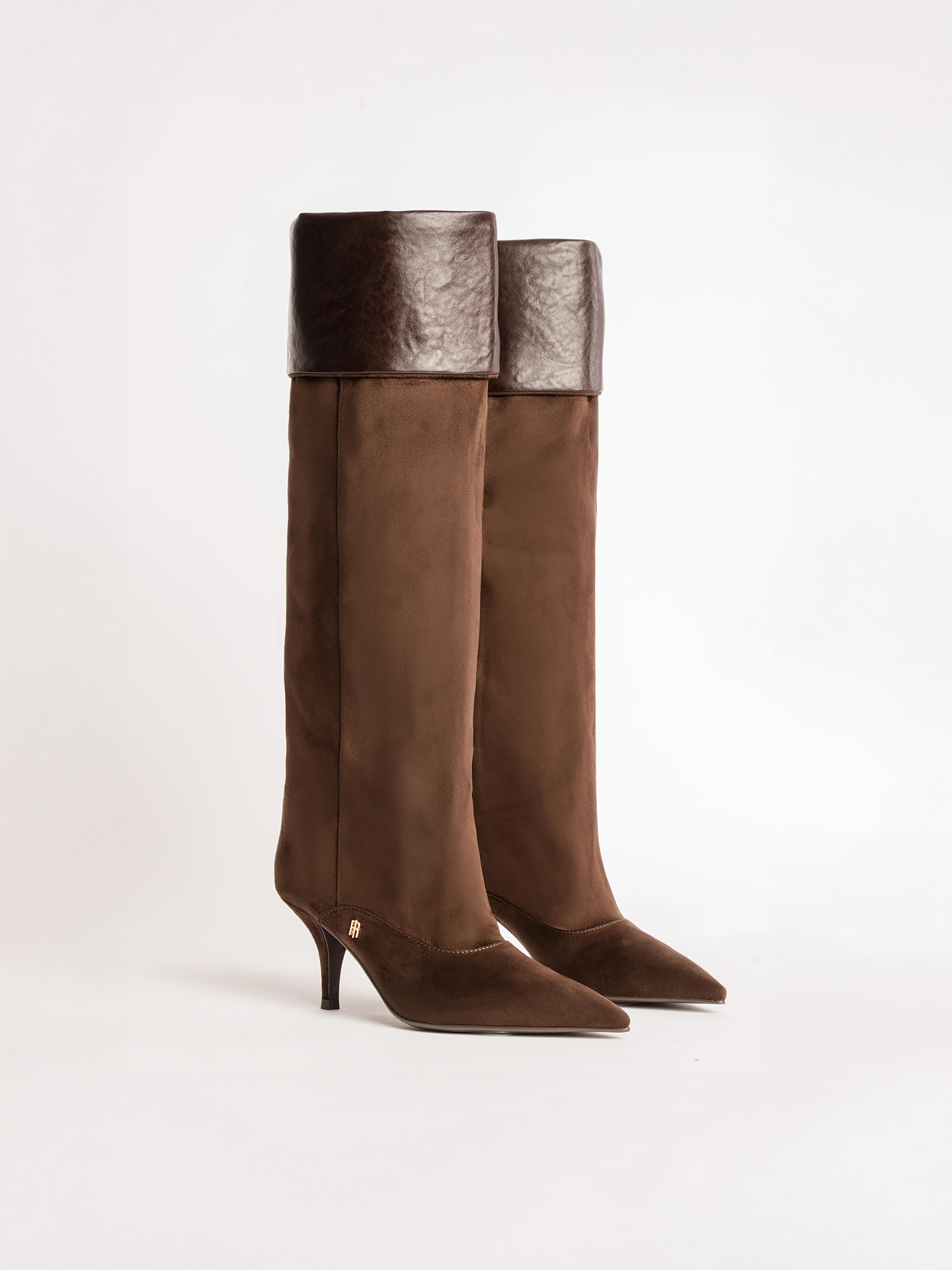 Botas de Cano Alto Bicudas com Salto Fino