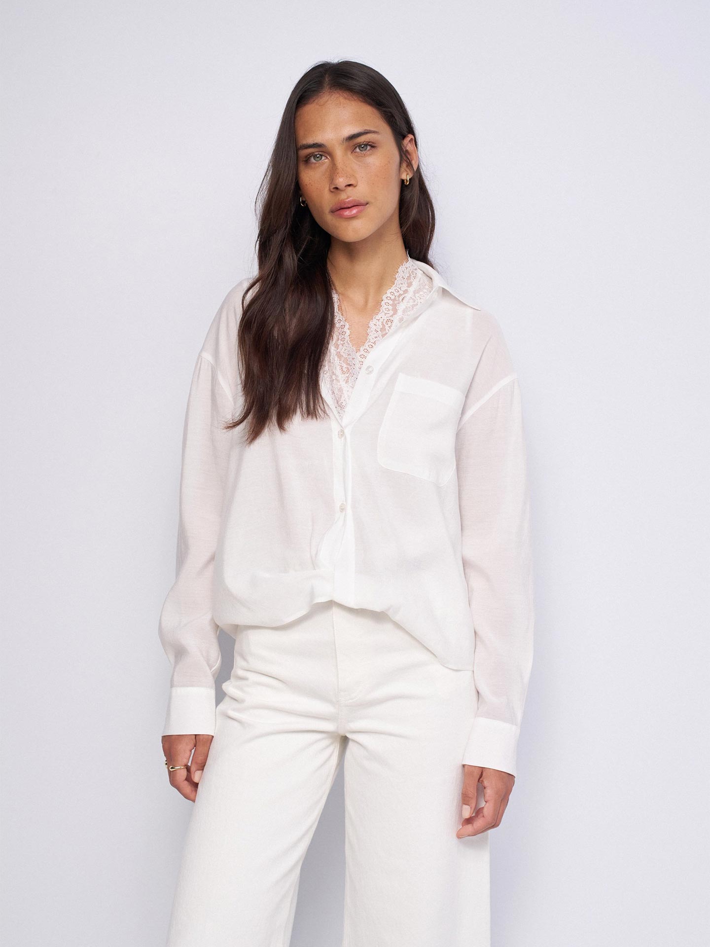 Blusa Loose Fit com Detalhe de Renda
