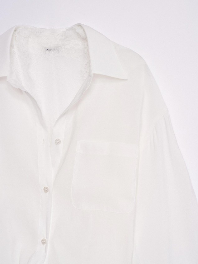 Blusa Loose Fit com Detalhe de Renda
