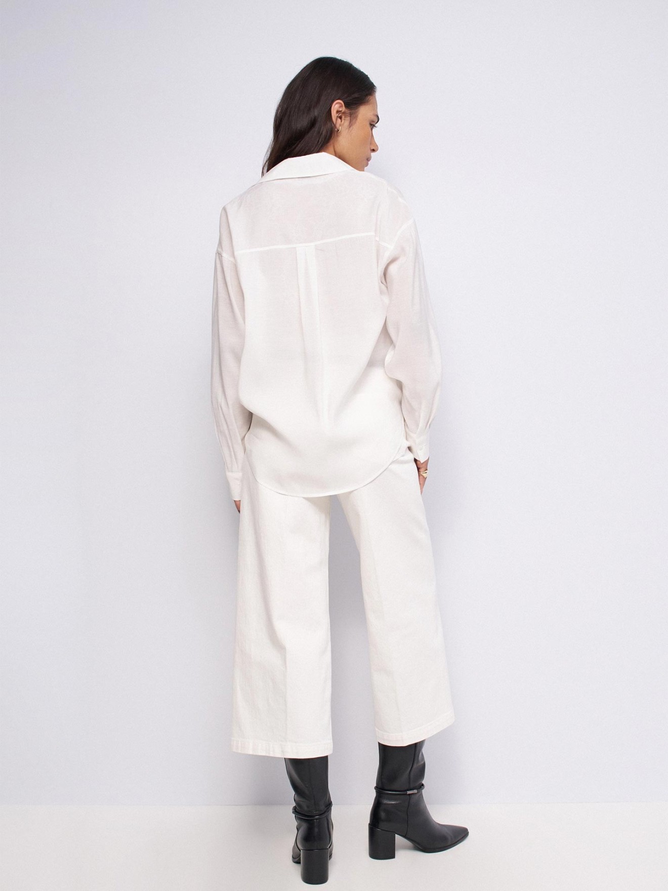 Blusa Loose Fit com Detalhe de Renda