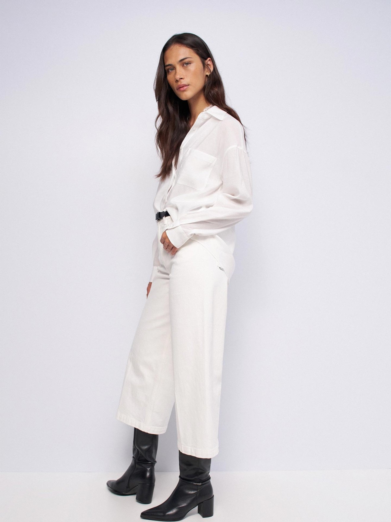 Blusa Loose Fit com Detalhe de Renda