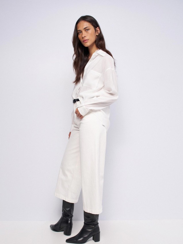 Blusa Loose Fit com Detalhe de Renda