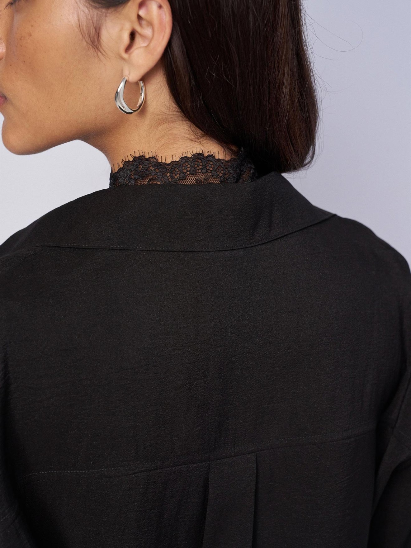 Blusa Loose Fit com Detalhe de Renda