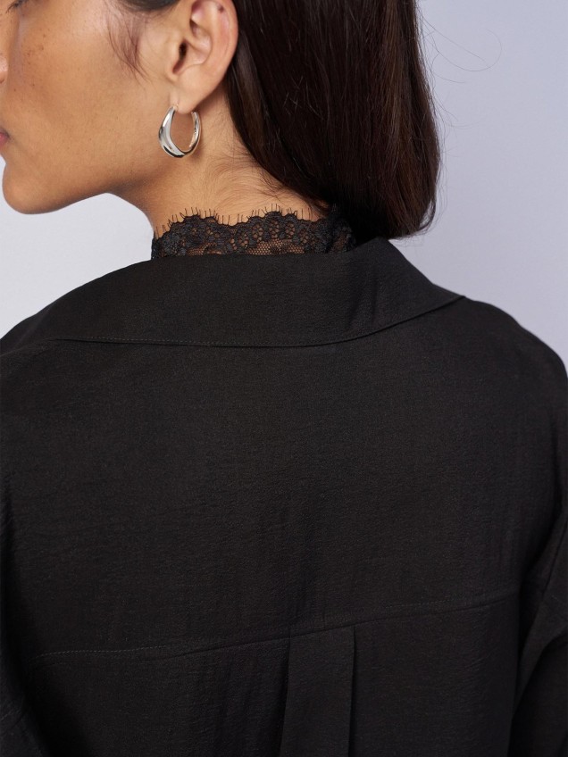 Blusa Loose Fit com Detalhe de Renda