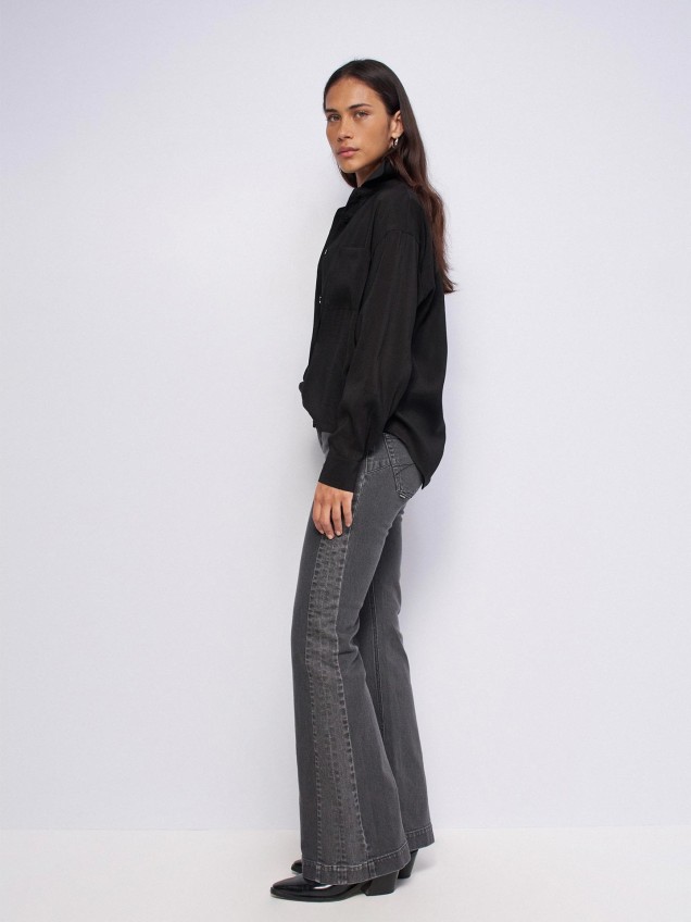 Blusa Loose Fit com Detalhe de Renda