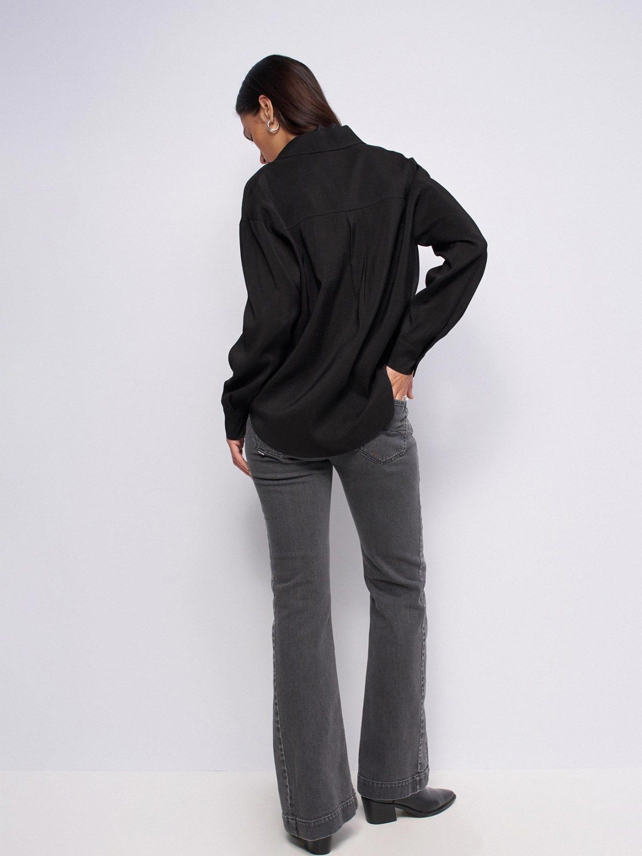Blusa Loose Fit com Detalhe de Renda