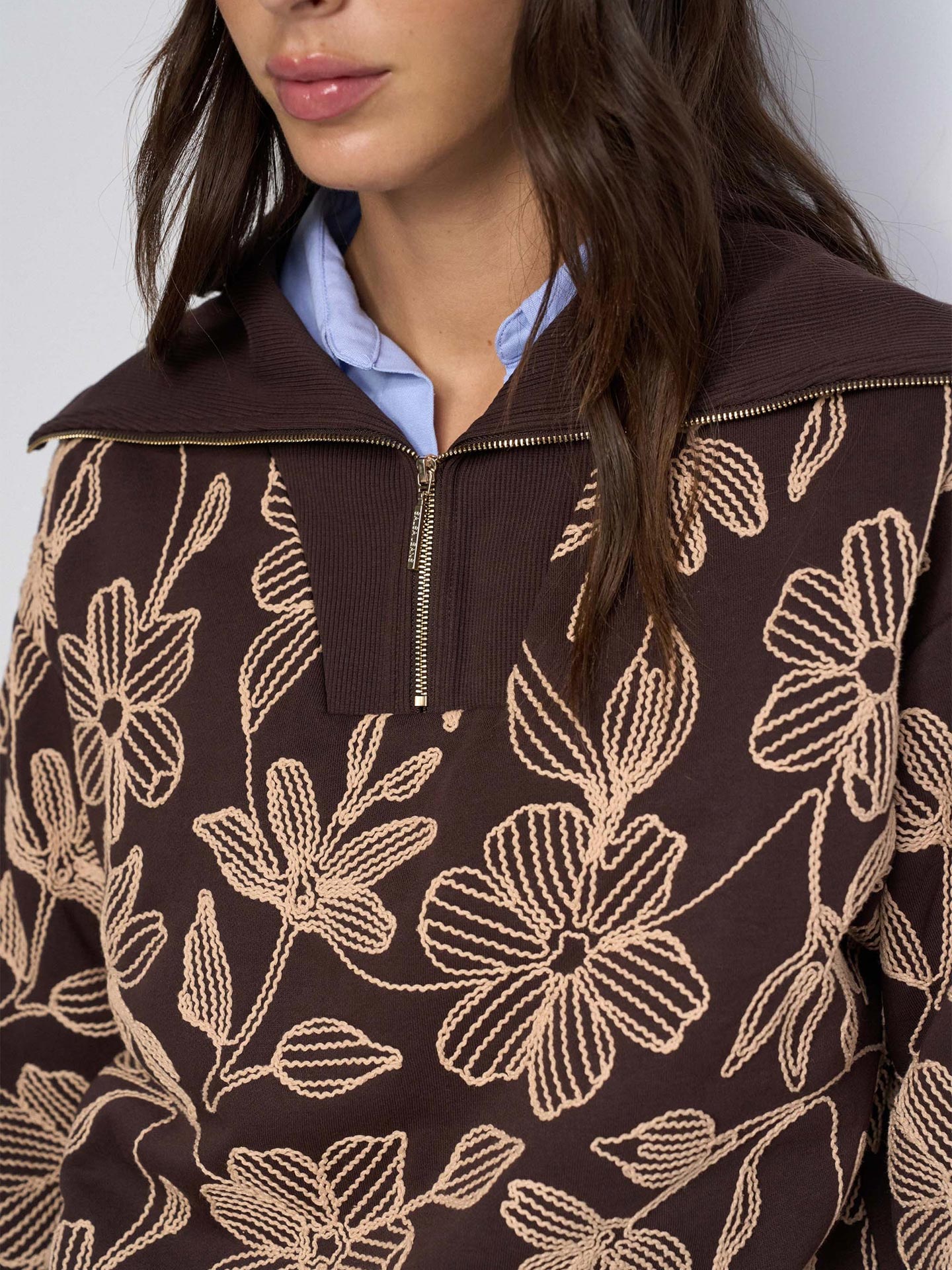 Sweatshirt com Meio Fecho e Bordados Florais