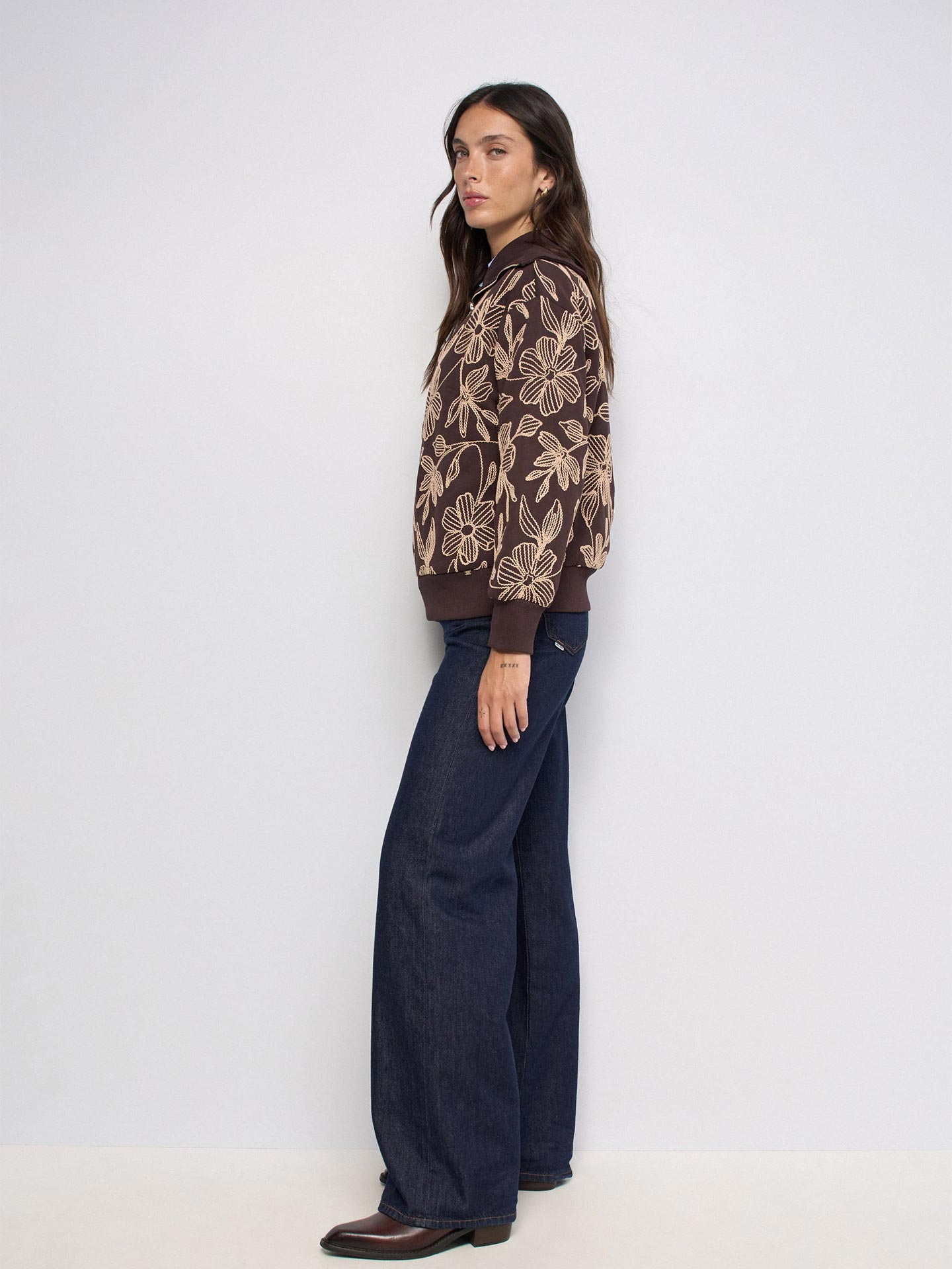 Sweatshirt com Meio Fecho e Bordados Florais